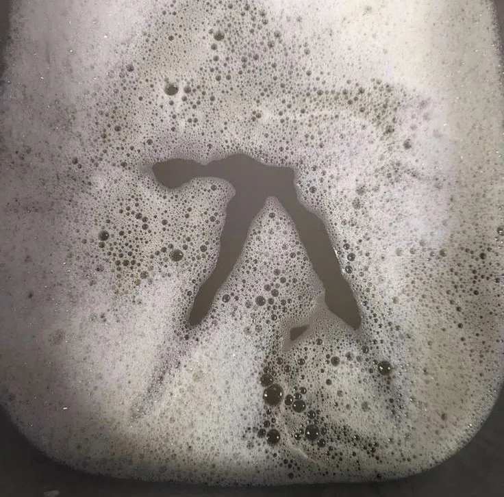 Aphex-a-like. 거품 사이로 드러난 물이 Aphex Twin 로고 모양을 하고 있다