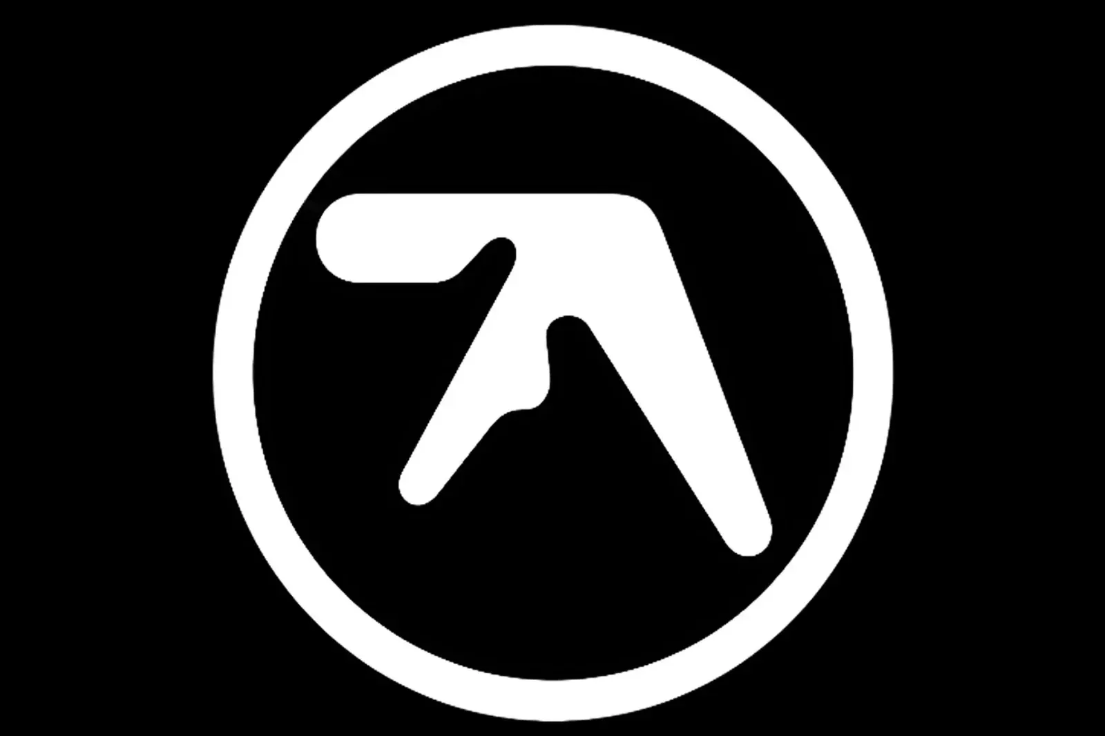 검은 바탕에 흰 원, 그 안에 흰 Aphex Twin 로고