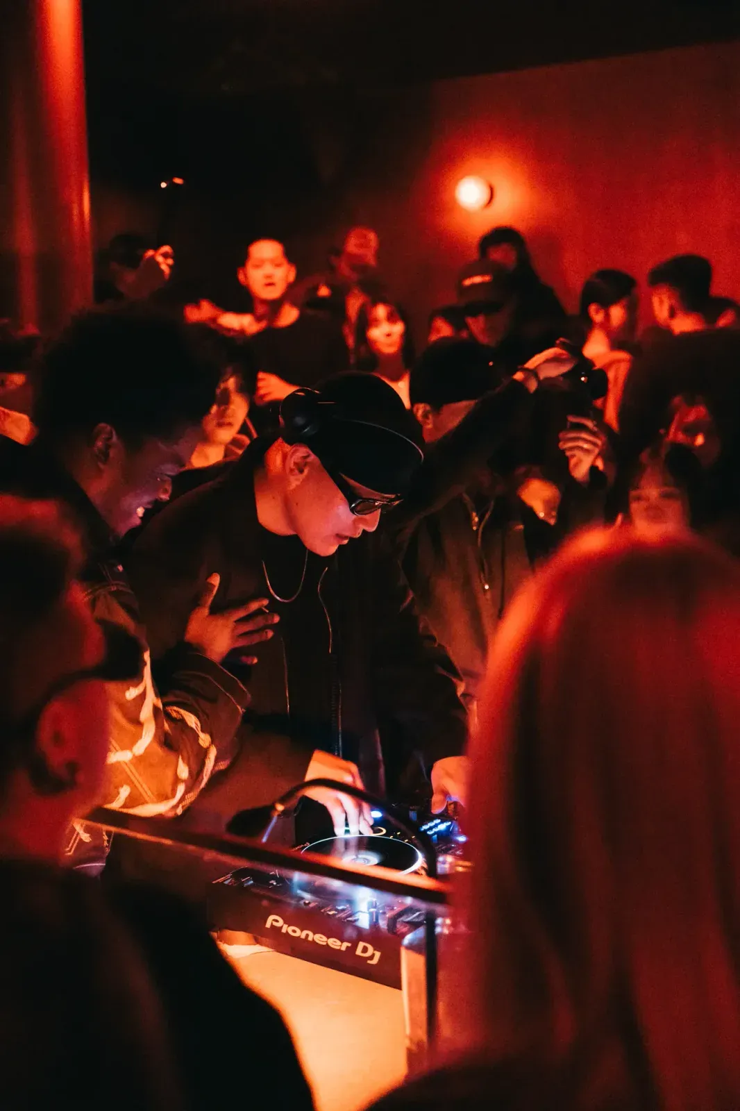 관객에게 둘러싸인 부스에서 디제잉하는 DJ POOL