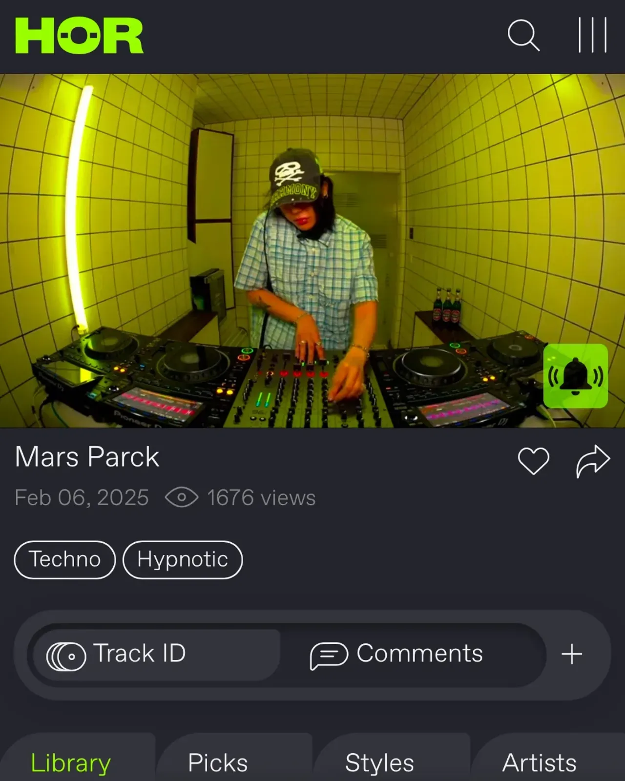 HÖR 스트리밍 화면. 노란 타일 부스에서 디제잉하는 Mars Parck, 2월 6일