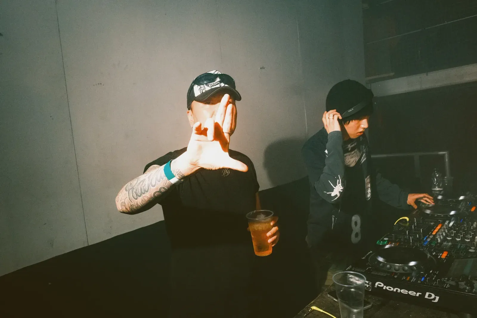 foreign body 투어 공연에서 믹싱하는 DJ