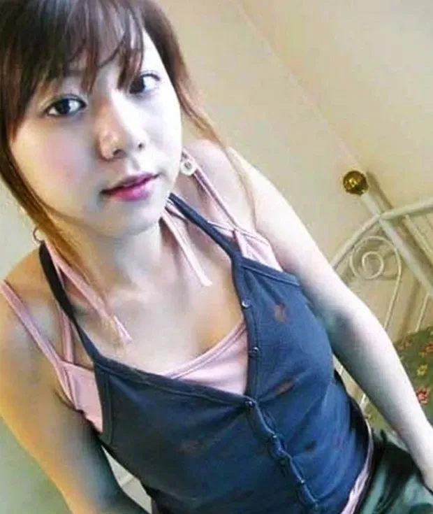 긴 머리에 남색 멜빵 원피스를 입은 허밍걸 이진화