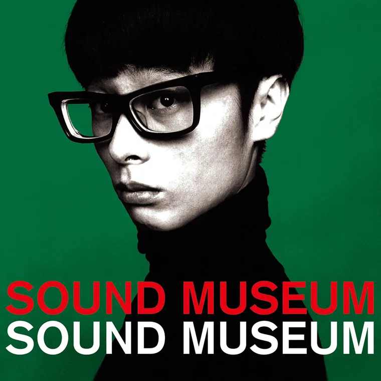 토와 테이 「SOUND MUSEUM」 앨범 표지. 초록 바탕에 검은 뿔테 안경을 쓴 남자